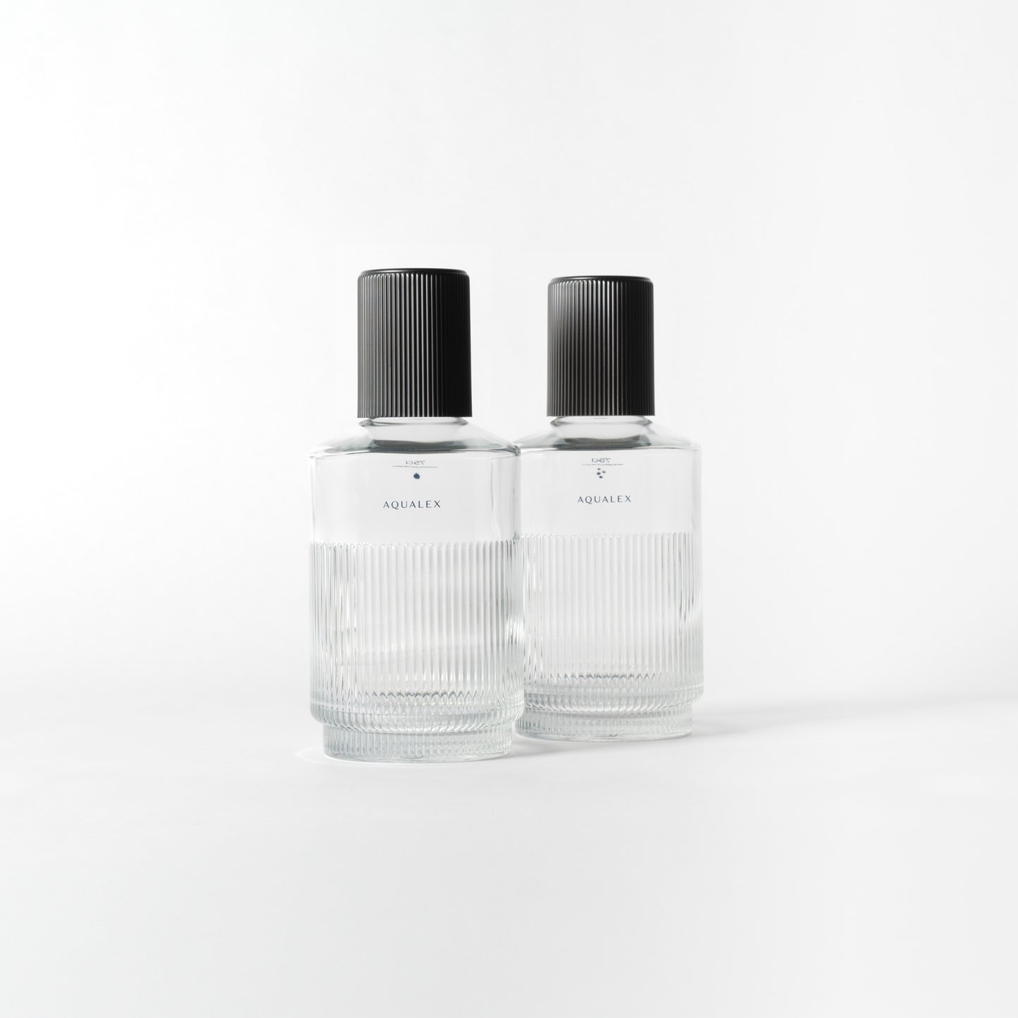 Set nova waterfles bruis en plat met zwarte dop