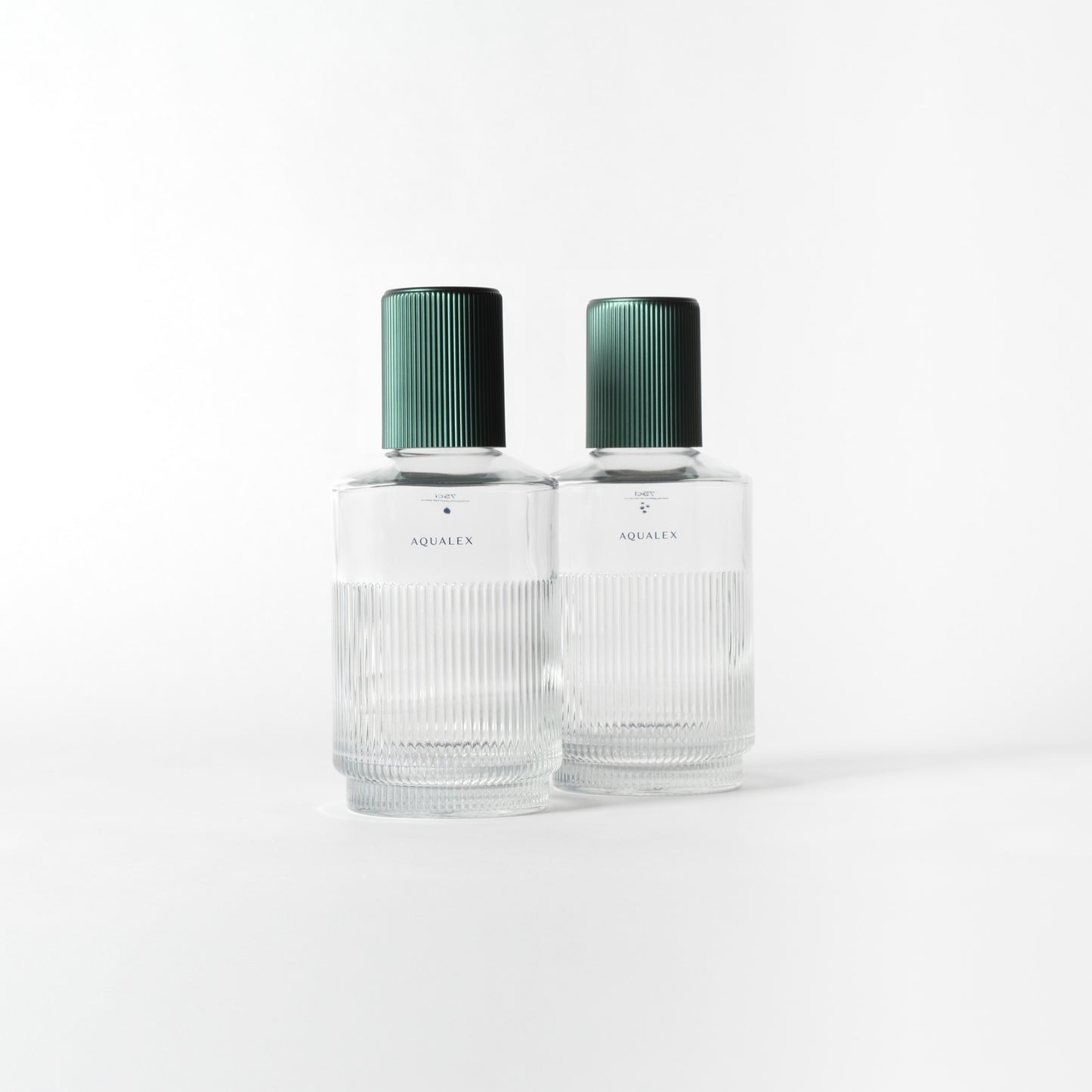 Set nova waterfles bruis en plat met groene dop